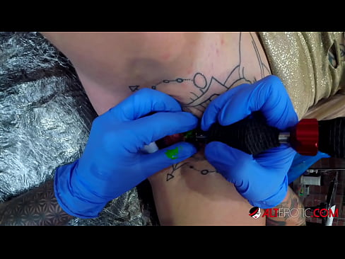 ❤️ Extremt tatuerade snyggingen Sully Savage fick en tatuering på sin klitoris ❤️ Sluts at us sv.pornovore.ru ﹏